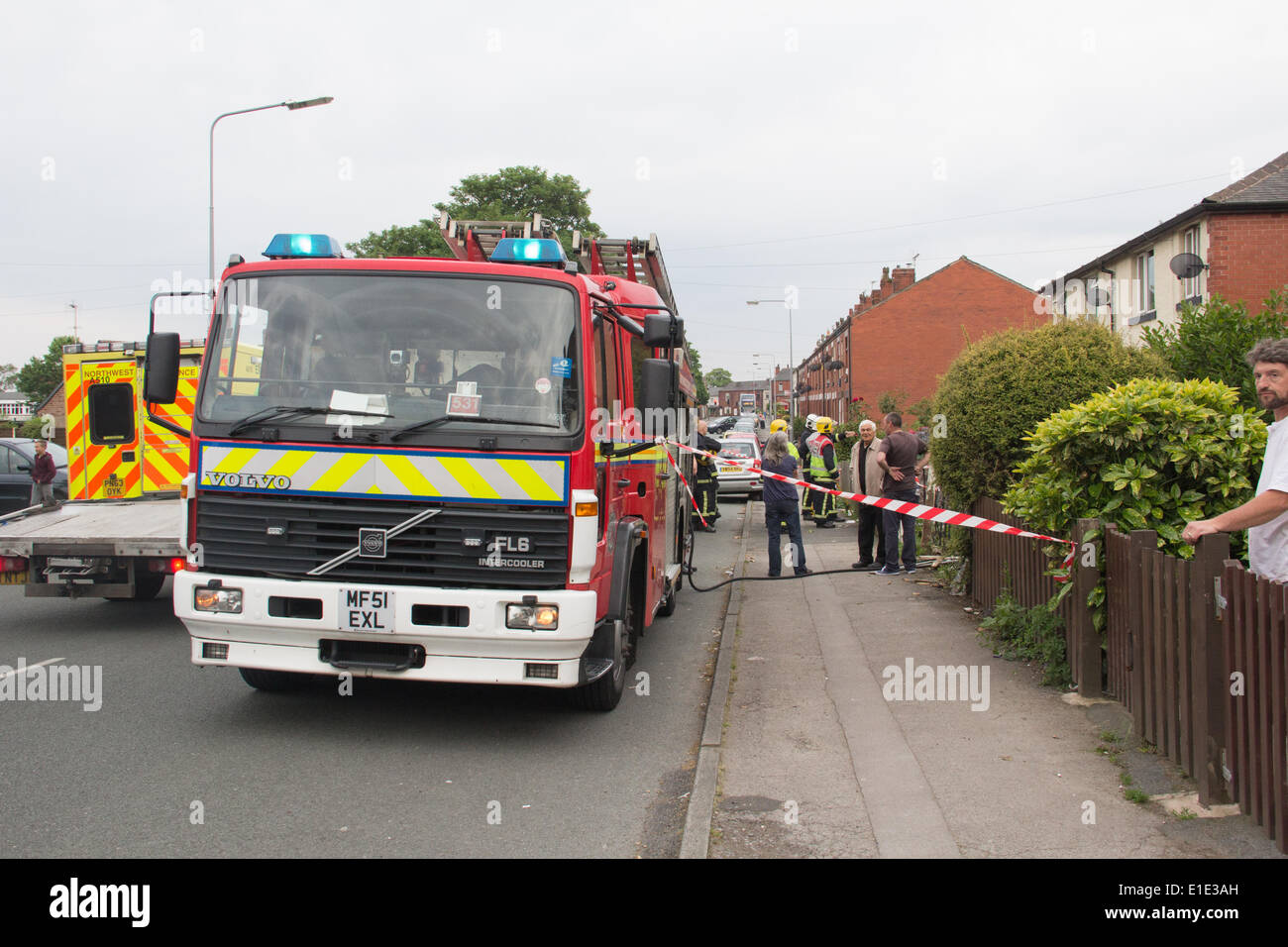 Farnworth, Bolton, UK, 1. Juni 2014. Ein Haus auf Harper Green Road, Farnworth, ist stark beschädigt, nachdem ein Auto durch den Garten und in die vordere Ecke des Gebäudes stürzt ab. Die Einheimischen berichten, dass der Treiber lief weg nach dem Unfall. Es wurde auch berichtet, dass obwohl Kinder in der Nähe zu der Zeit spielten, niemand verletzt wurde. Drei Feuerlöschfahrzeuge, Polizei und Krankenwagen sind anwesend. Credit: Joseph Clemson/Alamy leben Nachrichten Stockfoto