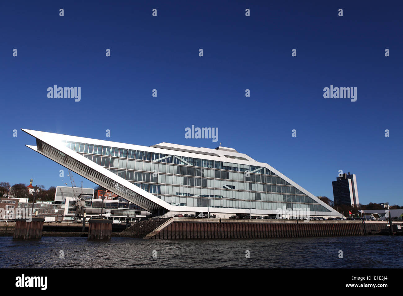 Das Dockland-Gebäude von der Elbe in Hamburg, Deutschland. Stockfoto