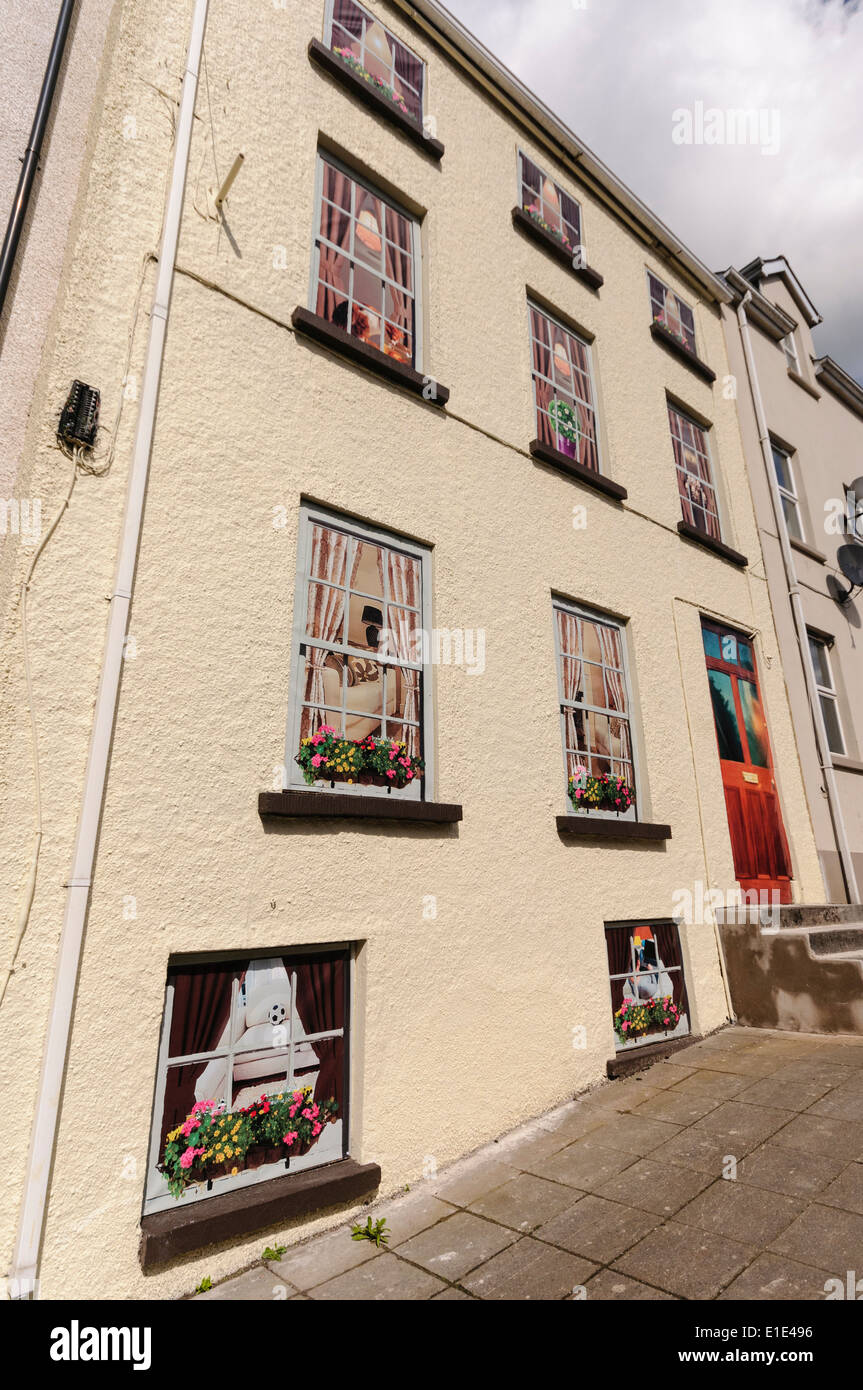 Ein verfallenes Haus verfügt über Fenster und Türen gemalt, um attraktiver aussehen Stockfoto