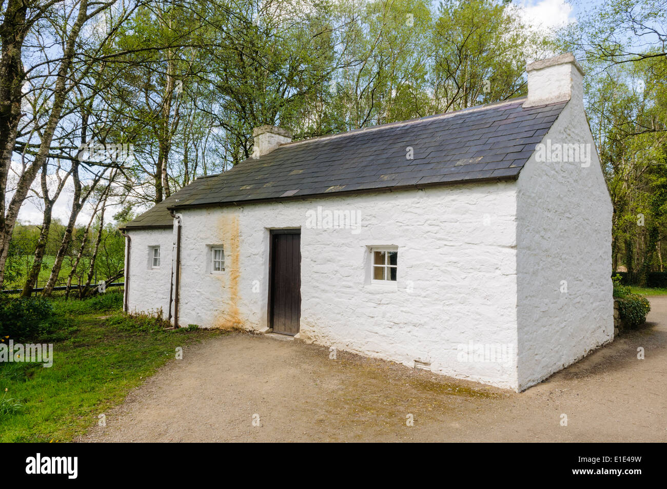 Eine traditionelle irische Landhaus mit Schieferdach und weiß getünchten Wänden in Ulster American Folk Park, Nordirland Stockfoto