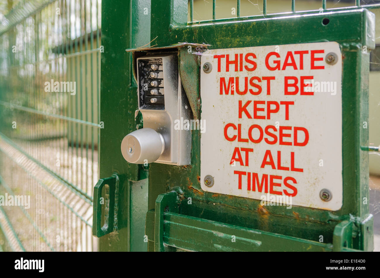 Schild an einem Sicherheitstor, Beratung, dass dies geschehen muss geschlossen. Stockfoto