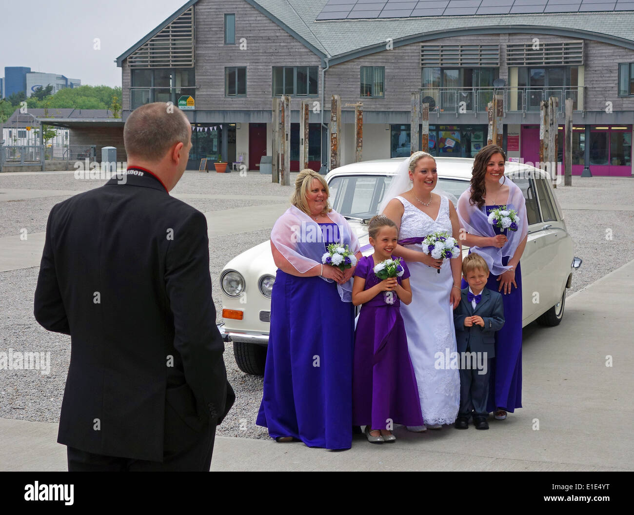 eine Braut und Brautjungfern haben ein Foto vor der Hochzeit Stockfoto