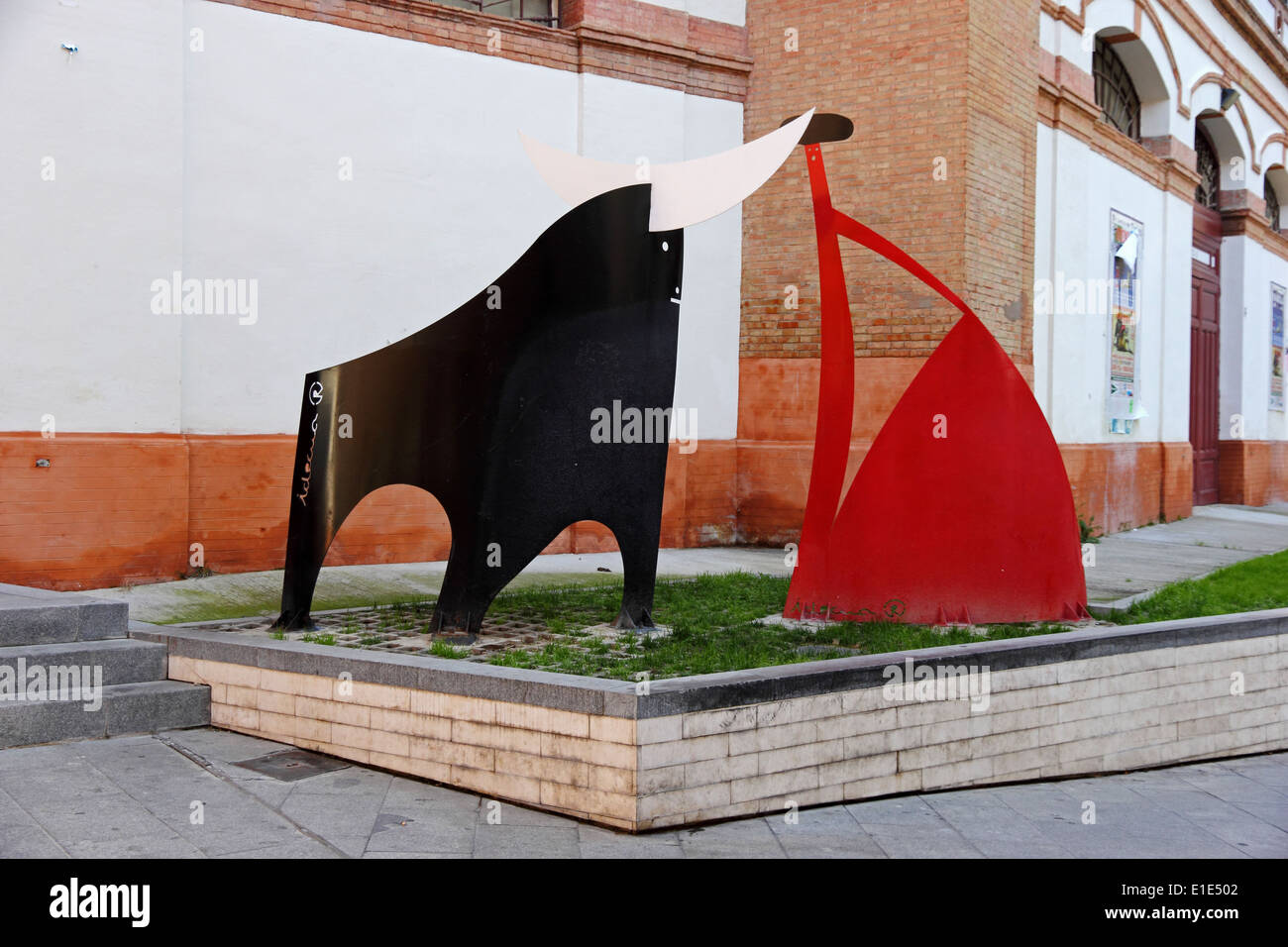 Skulptur von Bulle und Matador außerhalb Stierkampfarena, Malaga Stockfoto