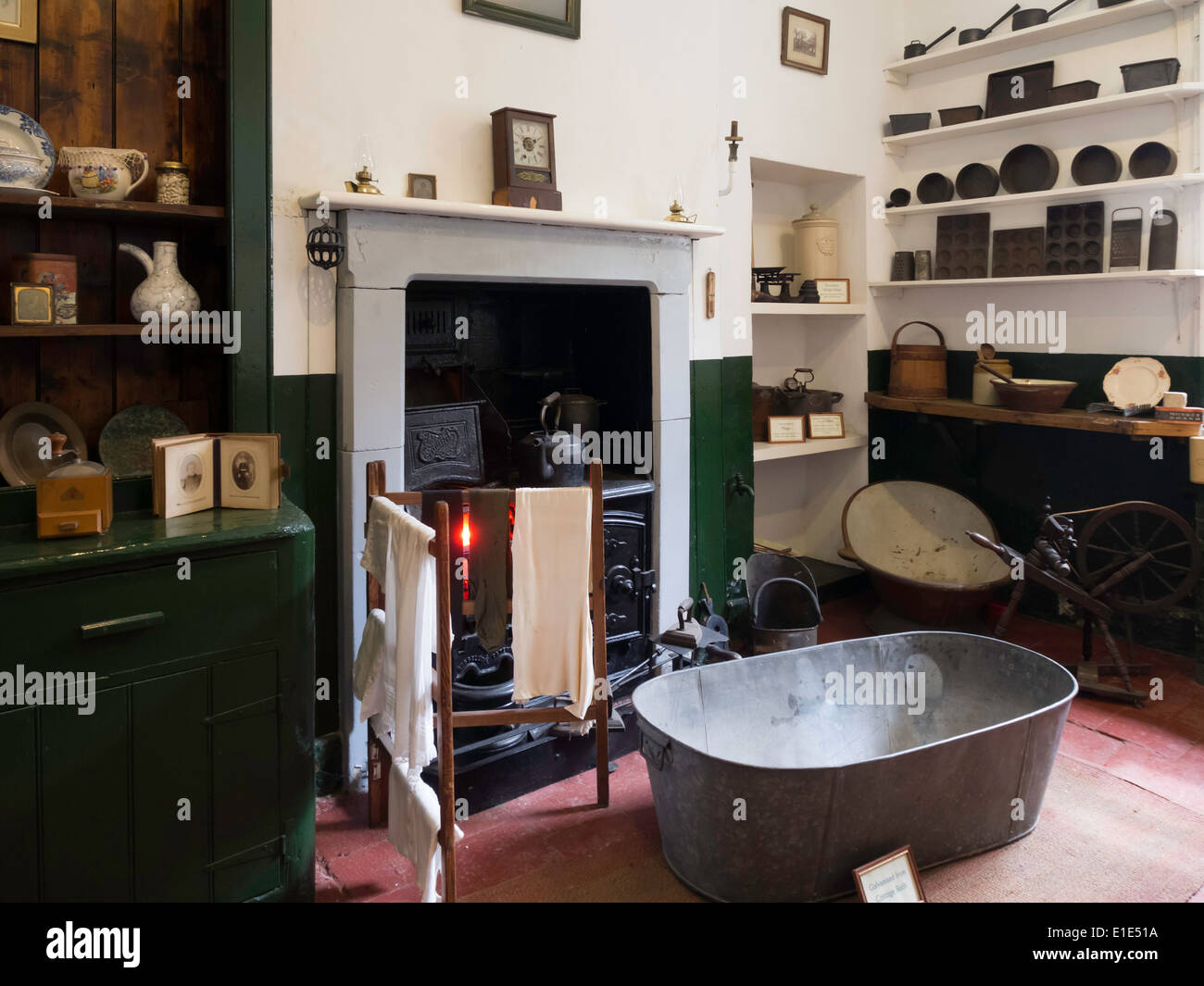 Ausstellung gestaltet der alten Küche im Bygones Museum in Holkham Hall Norfolk England UK mit einem Zinnbad vor dem Kamin Stockfoto