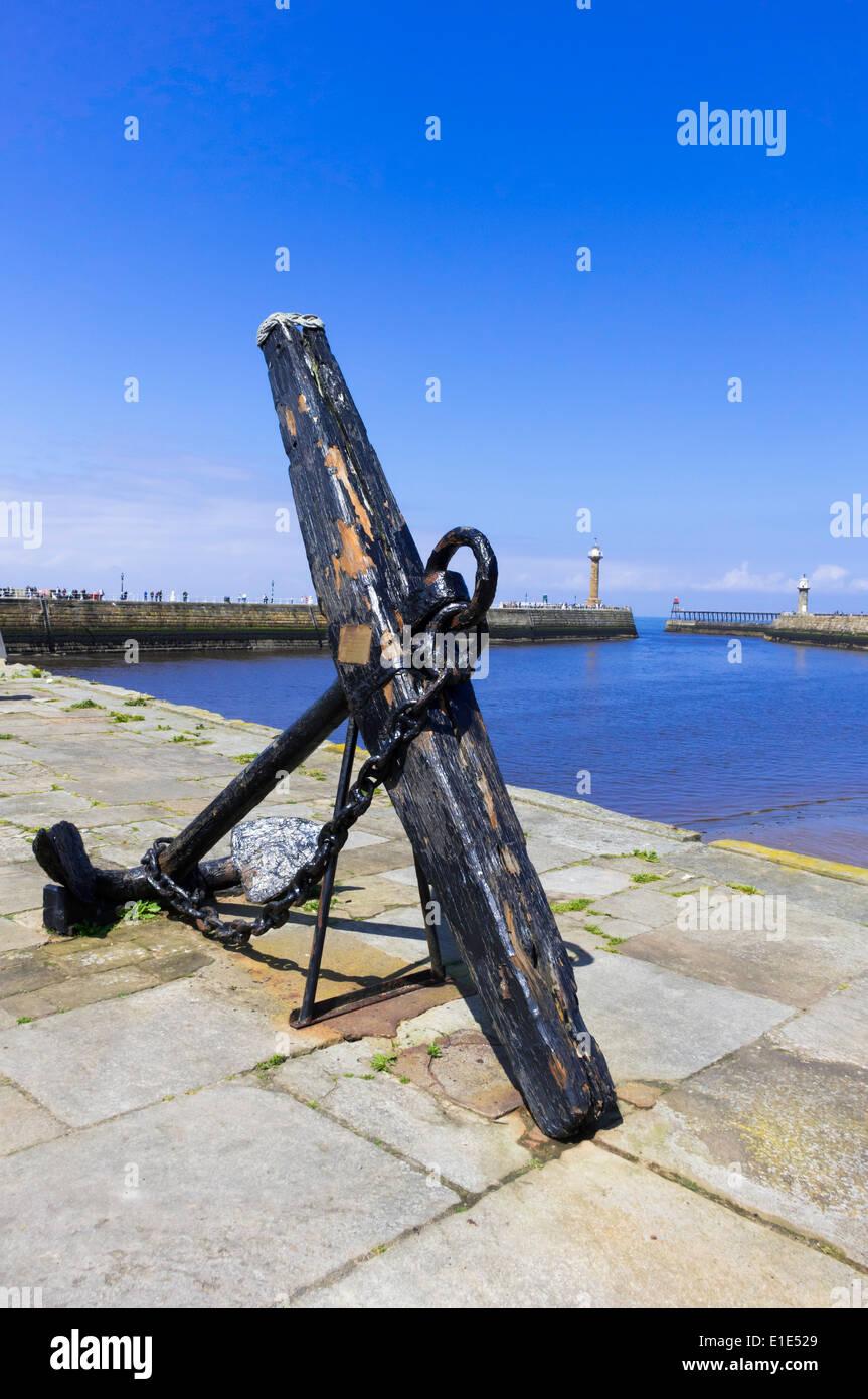 Ein hölzerne Lager Anker, gefangen in den Netzen von einem Fischereifahrzeug im Jahr 1981 wurde die Stadt Whitby von seiner Crew vorgestellt. Stockfoto