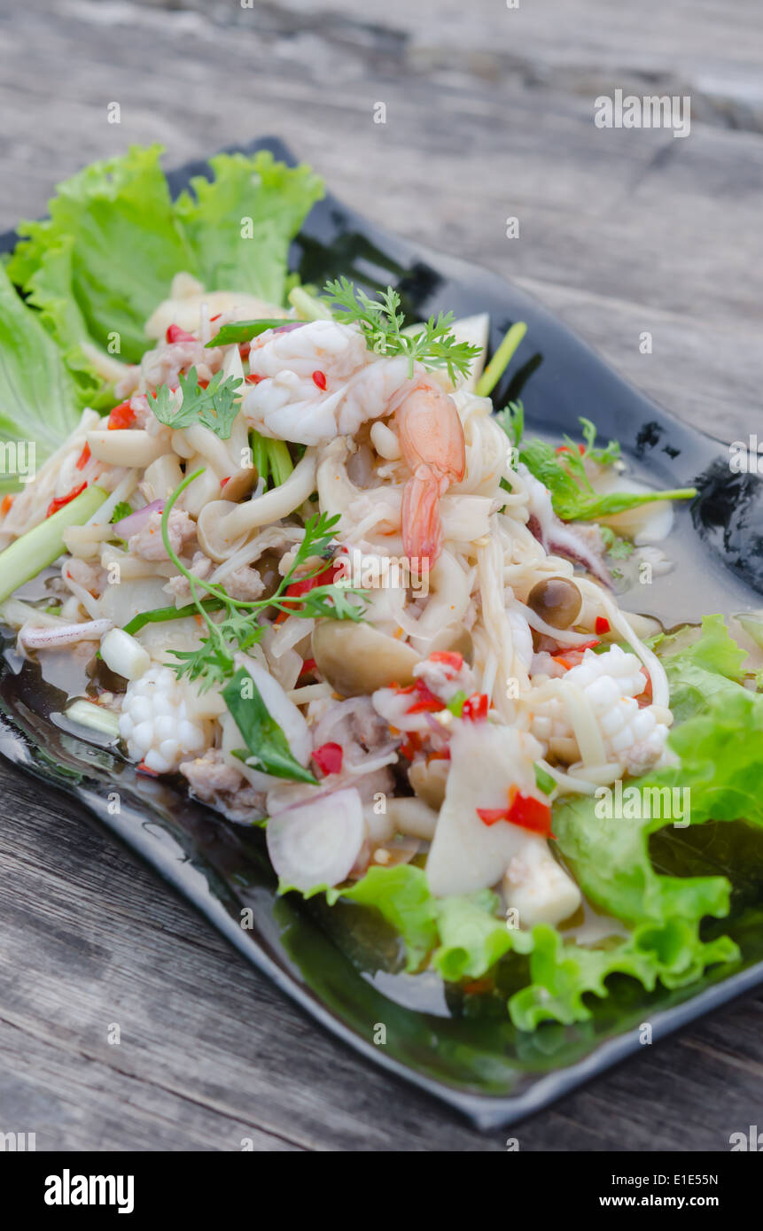 würziger Salat, Garnelen und Gemüse, asiatische Lebensmittel mischen Stockfoto