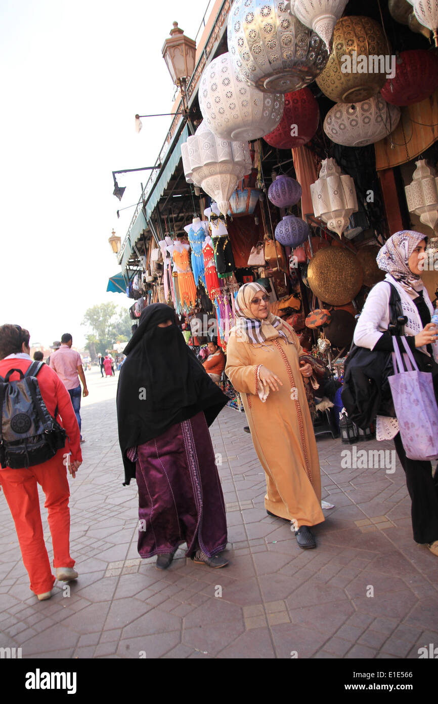 Alte Frauen tragen traditionelle Kleidung in Marrakesch, Marokko  Stockfotografie - Alamy