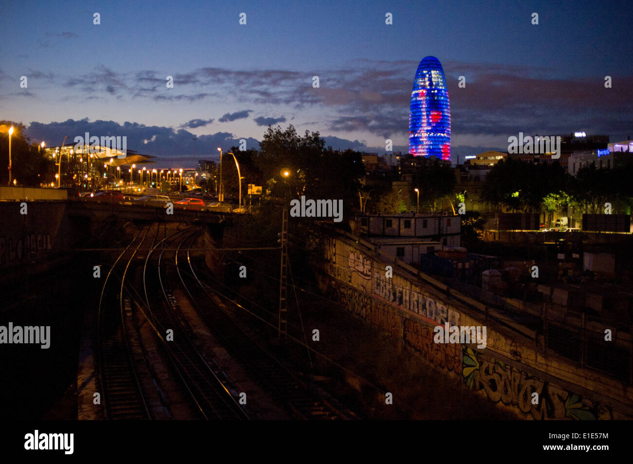 Agbar-Turm (von Jean Nouvel entworfen) Blick in das Poblenou Viertel von Barcelona bei Sonnenuntergang. Stockfoto