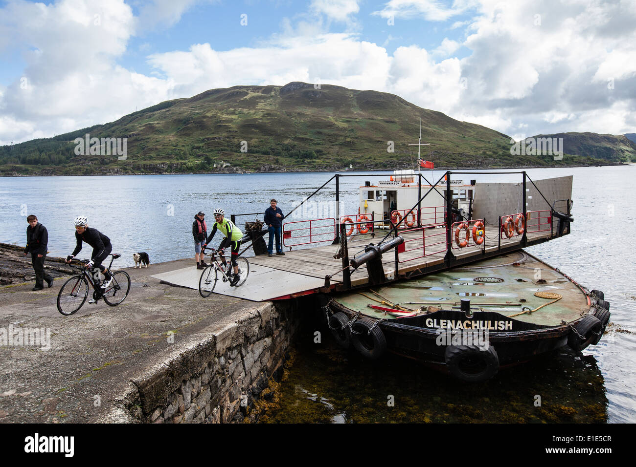 Paar von Radfahrern Aussteigen aus einer Fähre auf die Isle Of Skye Stockfoto