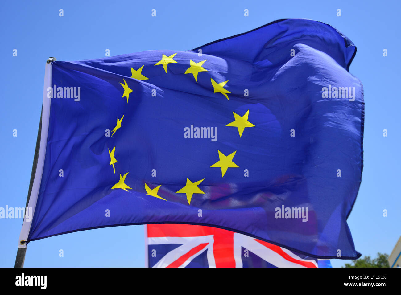 Europäische Flagge (EU), Ghadira Bay, Mellieha (il-Mellieha), Northern District, Malta Majjistral Region, Republik Malta Stockfoto