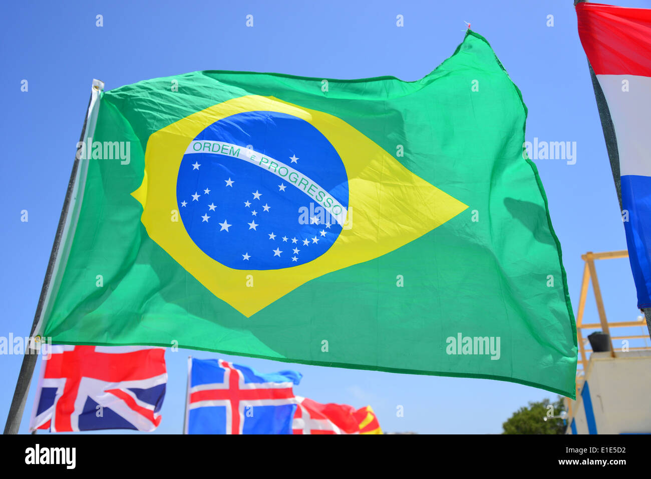 Brasilianische Flagge, Ghadira Bay, Mellieha (il-Mellieha), Northern District, Malta Majjistral Region, Republik Malta Stockfoto