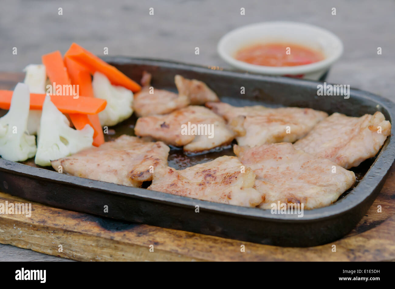 Nahaufnahme von gegrilltem Schweinefleisch mit Gemüse und Chili-sauce Stockfoto