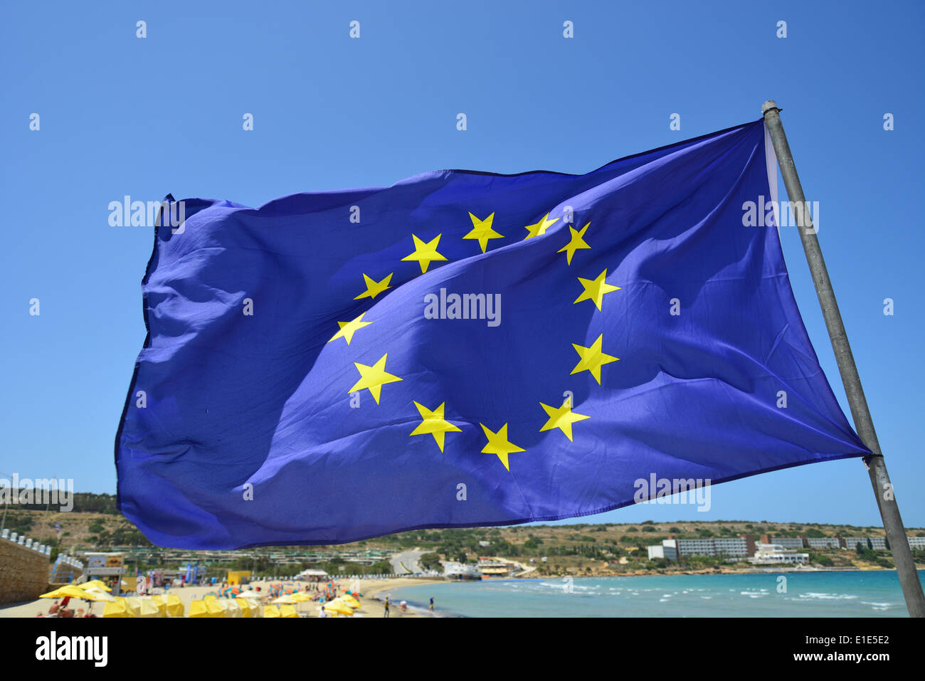 Europäische Flagge (EU), Ghadira Bay, Mellieha (il-Mellieha), Northern District, Malta Majjistral Region, Republik Malta Stockfoto