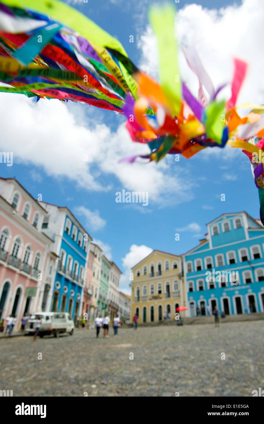 Farbenfrohe brasilianische Wunsch Bänder winken in den Himmel über koloniale Architektur der Pelourinho Salvador Bahia Brasilien Stockfoto