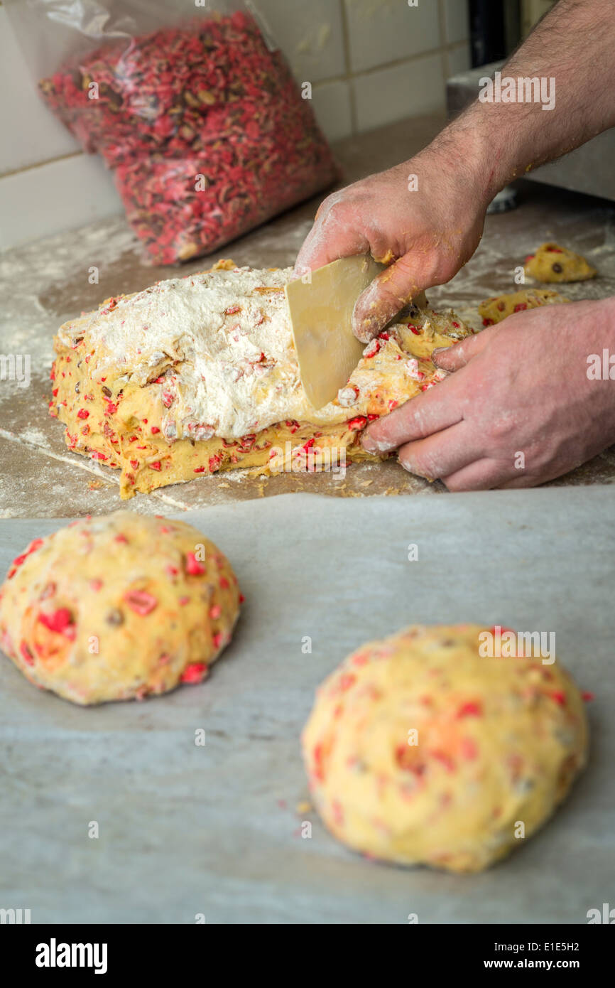 Die Brioche mit Zuckermandeln, (Kuchen von Saint Genix). Herstellung de Brioche Aux Pralinen (Gâteau de Saint Génix). Stockfoto