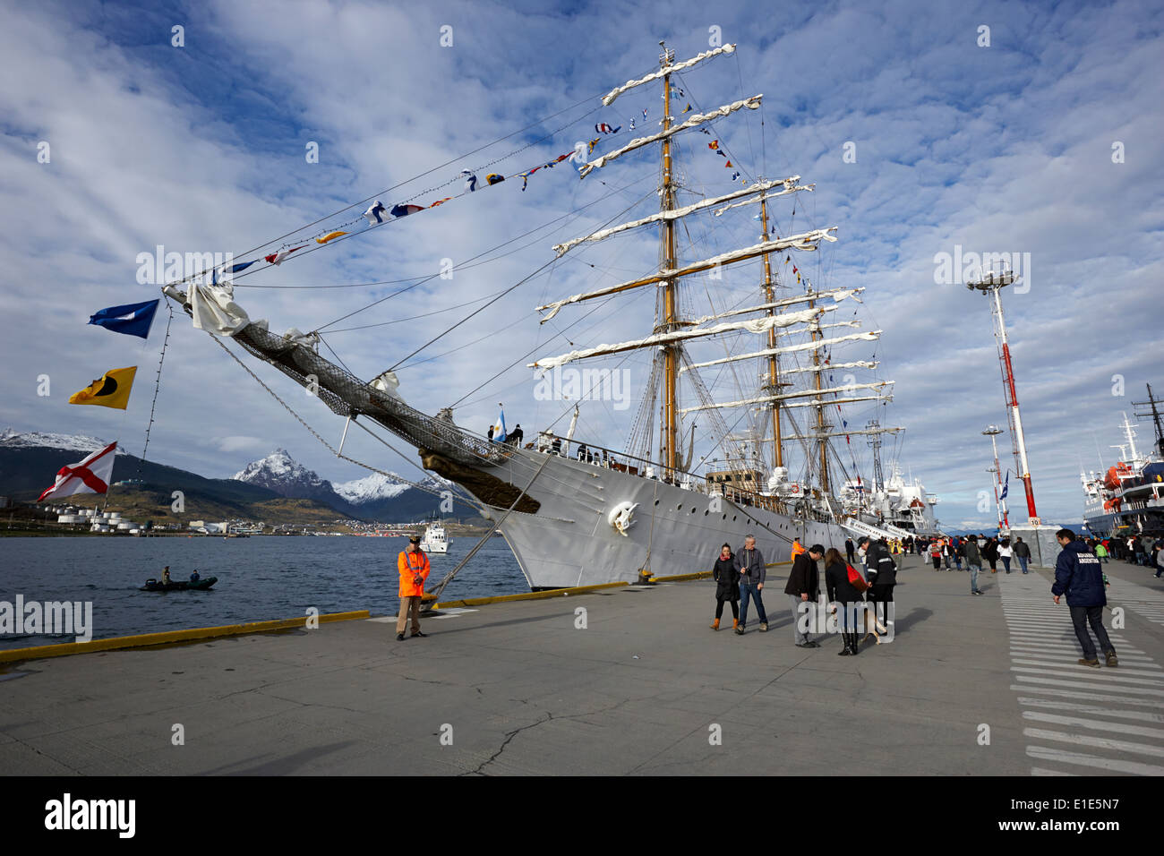 Ara Libertad lateinamerikanischen Marine Training Segelschiffe vor Anker in Ushuaia, Argentinien Teil des Velas parlamentarische 2014 Stockfoto