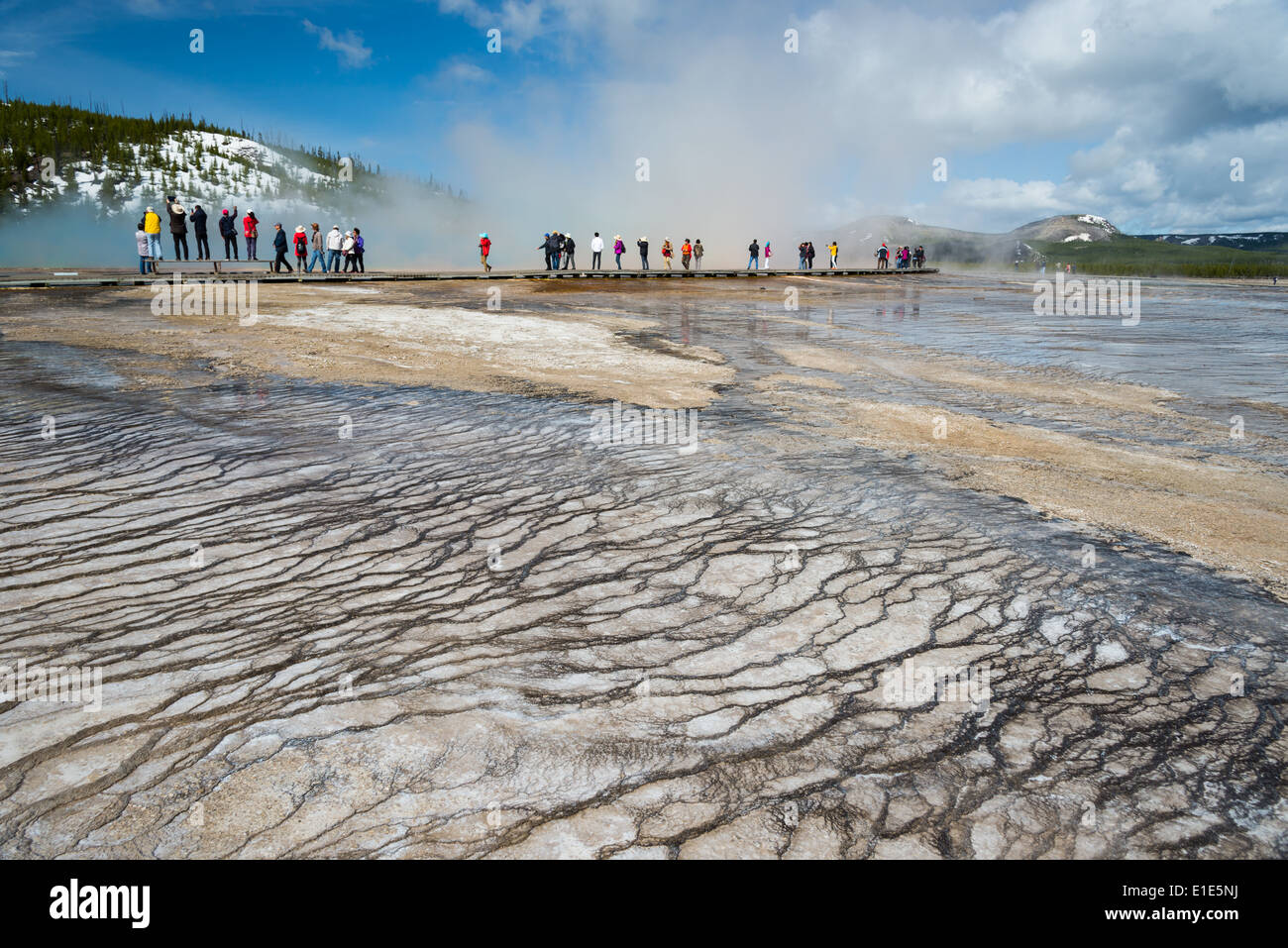 Touristen-tour der Grand Prismatic Sprudel. Yellowstone-Nationalpark, Wyoming, USA. Stockfoto