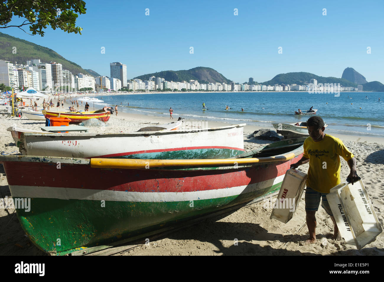 RIO DE JANEIRO, Brasilien - 31. Januar 2014: Brasilianische Fischer arbeitet mit einer Reihe von bunten Boote am Strand der Copacabana. Stockfoto