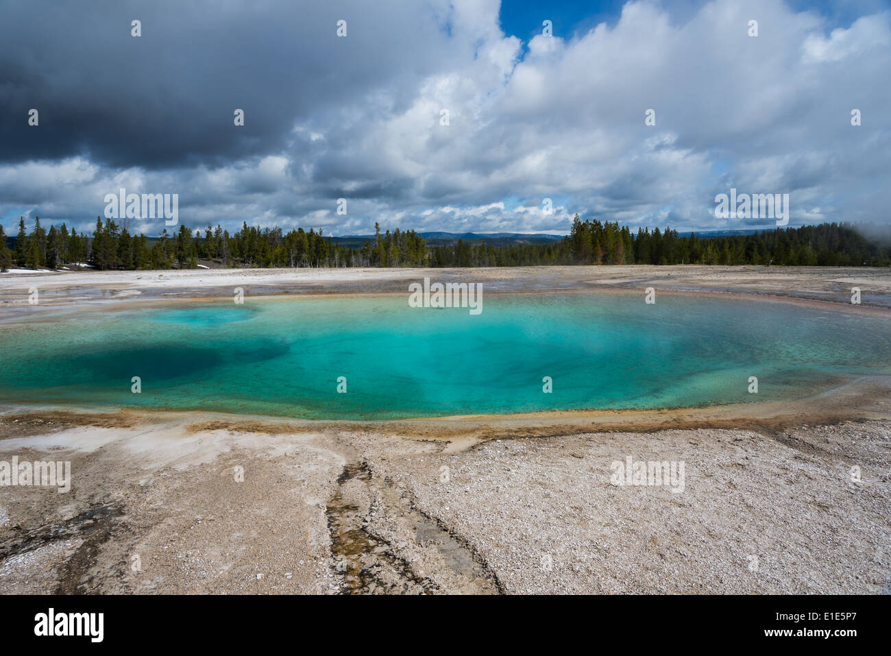 Ein wunderschöner Pool von blauem Wasser auf eine heiße Quelle. Yellowstone-Nationalpark, Wyoming, USA. Stockfoto