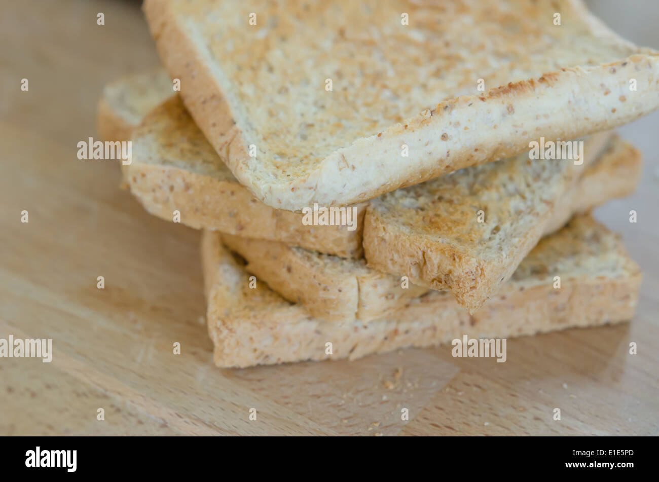Nahaufnahme von Scheibe Toastbrot auf Holzbrett Stockfoto