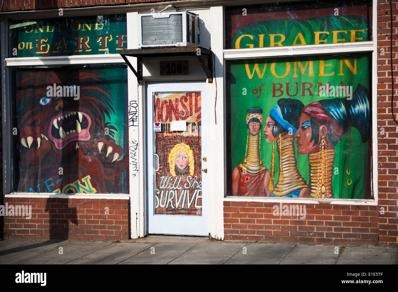 Speichern Sie vorne mit alten "freak Show" Plakate in Windows, Asheville, North Carolina Stockfoto