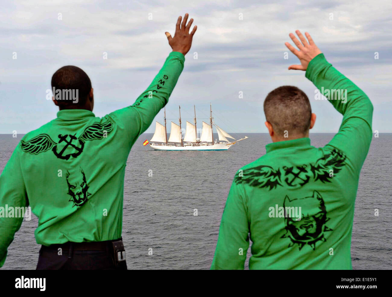 US Navy Matrosen Welle, der königlichen spanischen Marine hoch Segelschiff Juan Sebasti‡n de Elcano, vier-Mast-Topsail, Segel für Stahl-geschältes Schoner für das Training als es vorbei an der US-Marine Flugzeugträger USS Theodore Roosevelt 6. Mai 2014 in den Atlantischen Ozean. Stockfoto