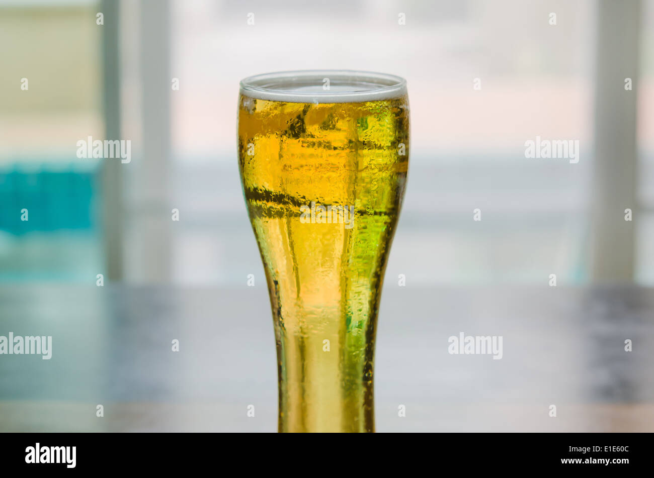 Glas helles Bier auf Holztisch Stockfoto