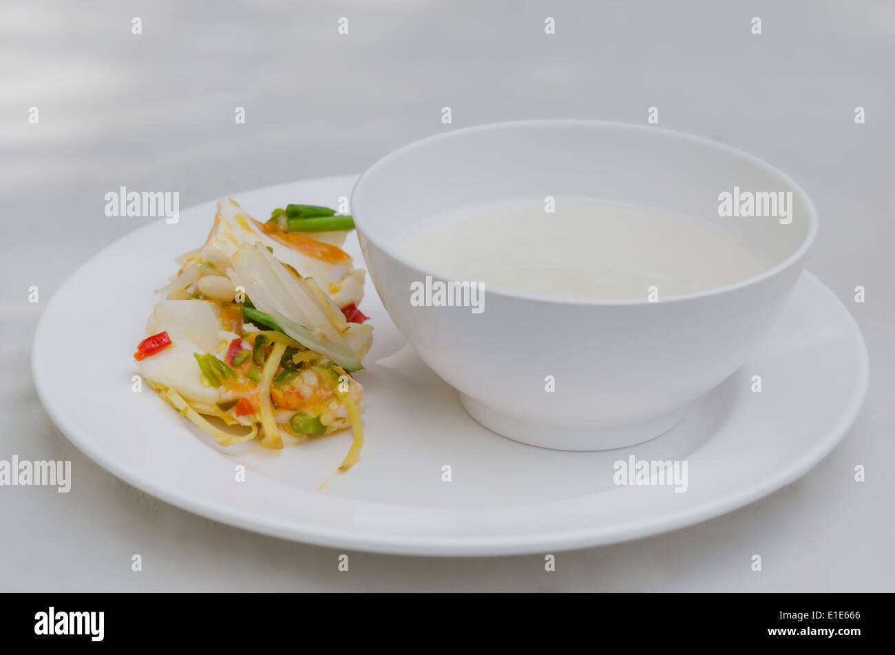 Gesunden Reissuppe mit würzigen gesalztes Ei Salat Stockfoto