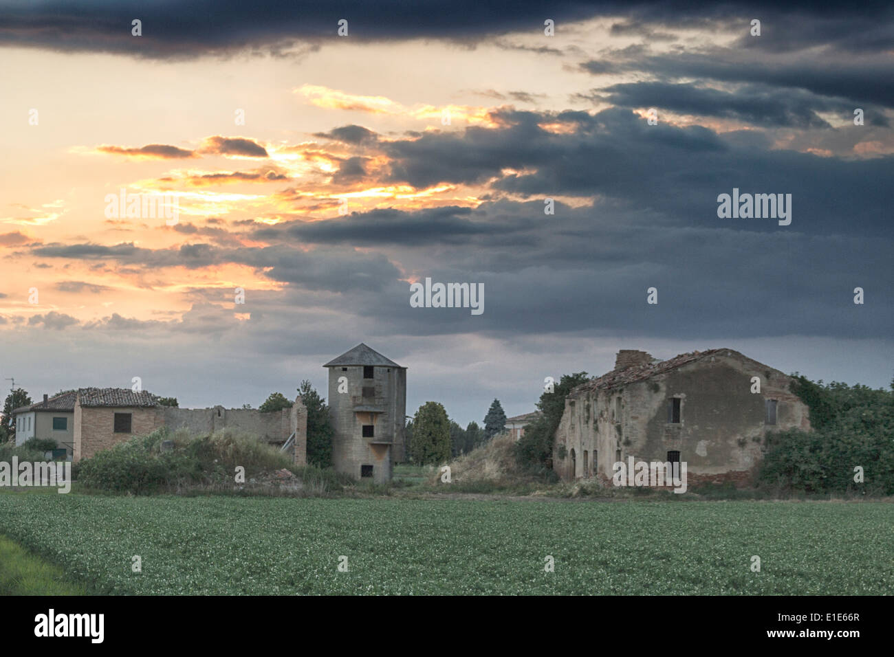 Zerstörten Bauern Häuser im italienischen Landschaft Stockfoto