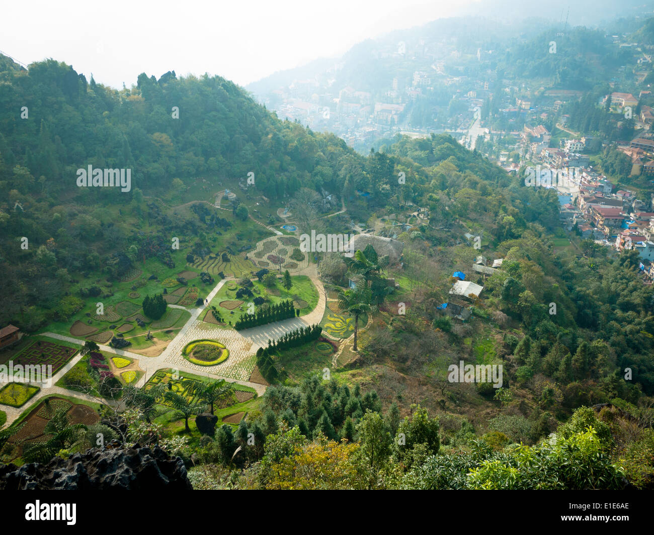 Ein Blick von Sapa (Sa Pa), Vietnam, von Vuon Hoa Schinken Rong (Vuon Hoa Botanical Gardens) gesehen. Stockfoto