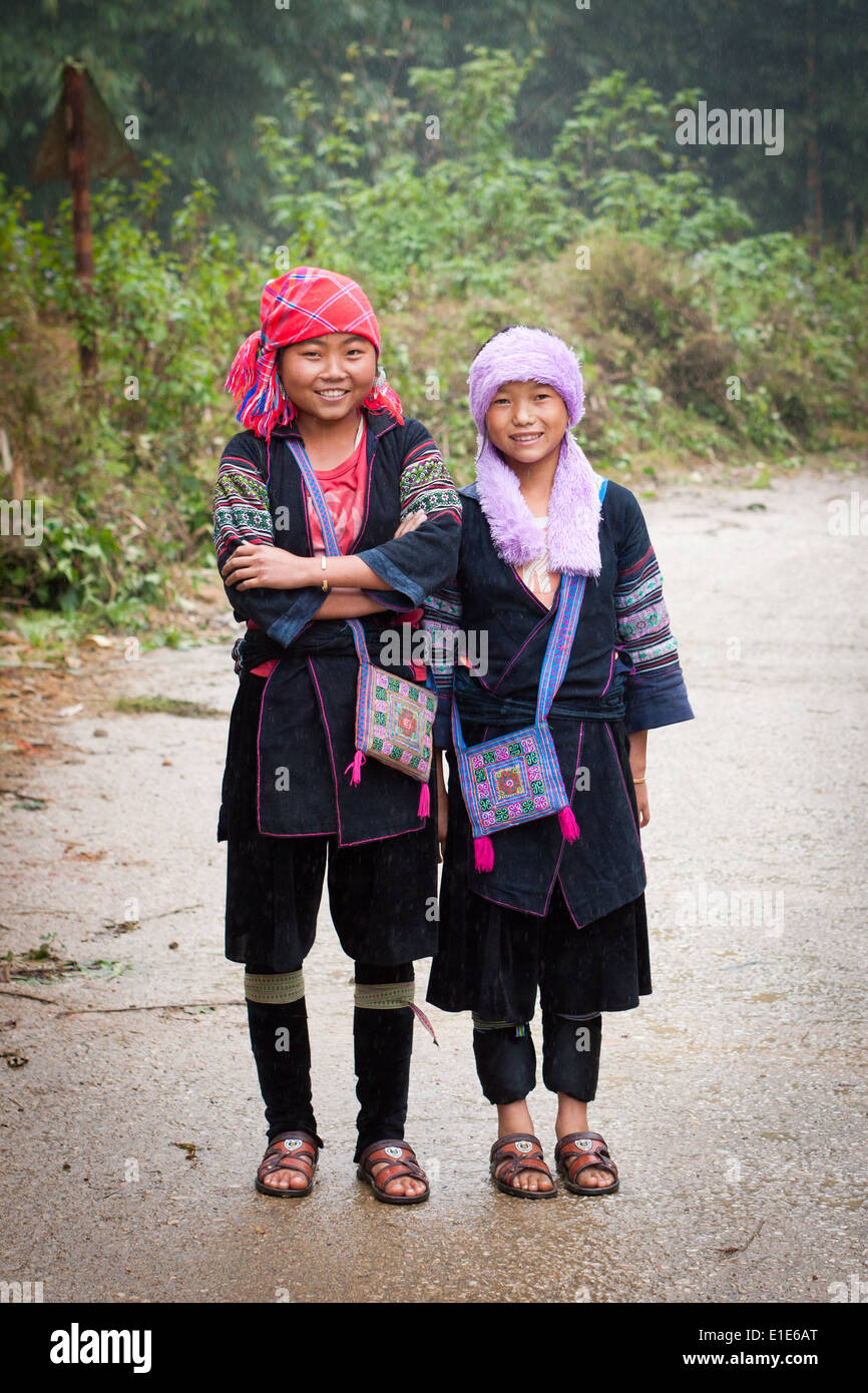 Ein paar Black Hmong Mädchen in traditioneller Kleidung, etwas außerhalb von Sapa, Provinz Lao Cai, Vietnam. Stockfoto