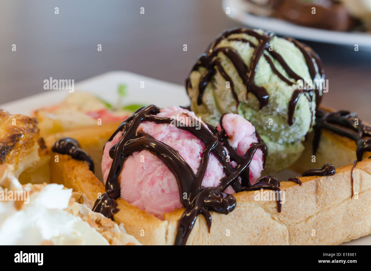 Honig, Toast und Sahne mit Schokoladensauce und Eis Stockfoto