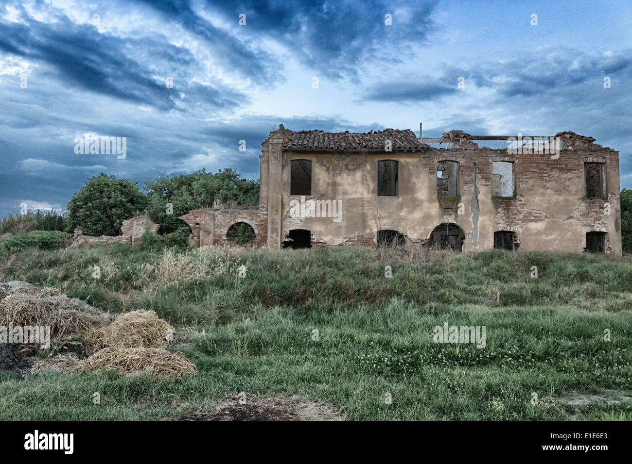 Zerstörten Bauern Häuser im italienischen Landschaft Stockfoto