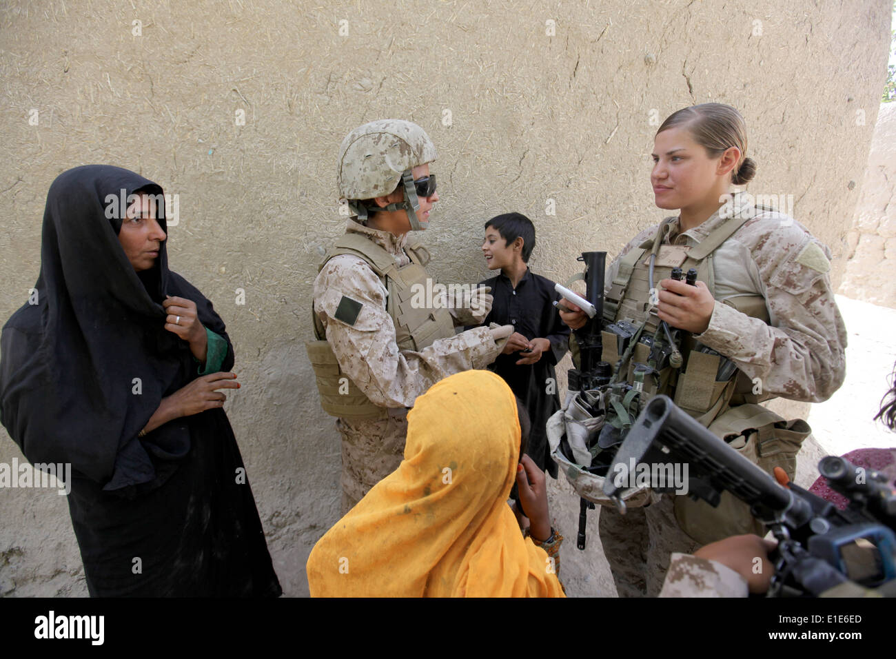 US Marine Corps CPL. Maria Wände, rechts, Munition Techniker und Sahar, Linguist, sprechen mit afghanischen Frauen während einer Patrouille wi Stockfoto