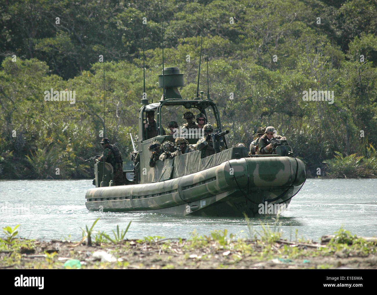 US-Segler aus Riverine Geschwader 3, US-Marines mit 2. Flotte Anti-Terror-Team Sicherheitsunternehmen und panamaischen marines Stockfoto