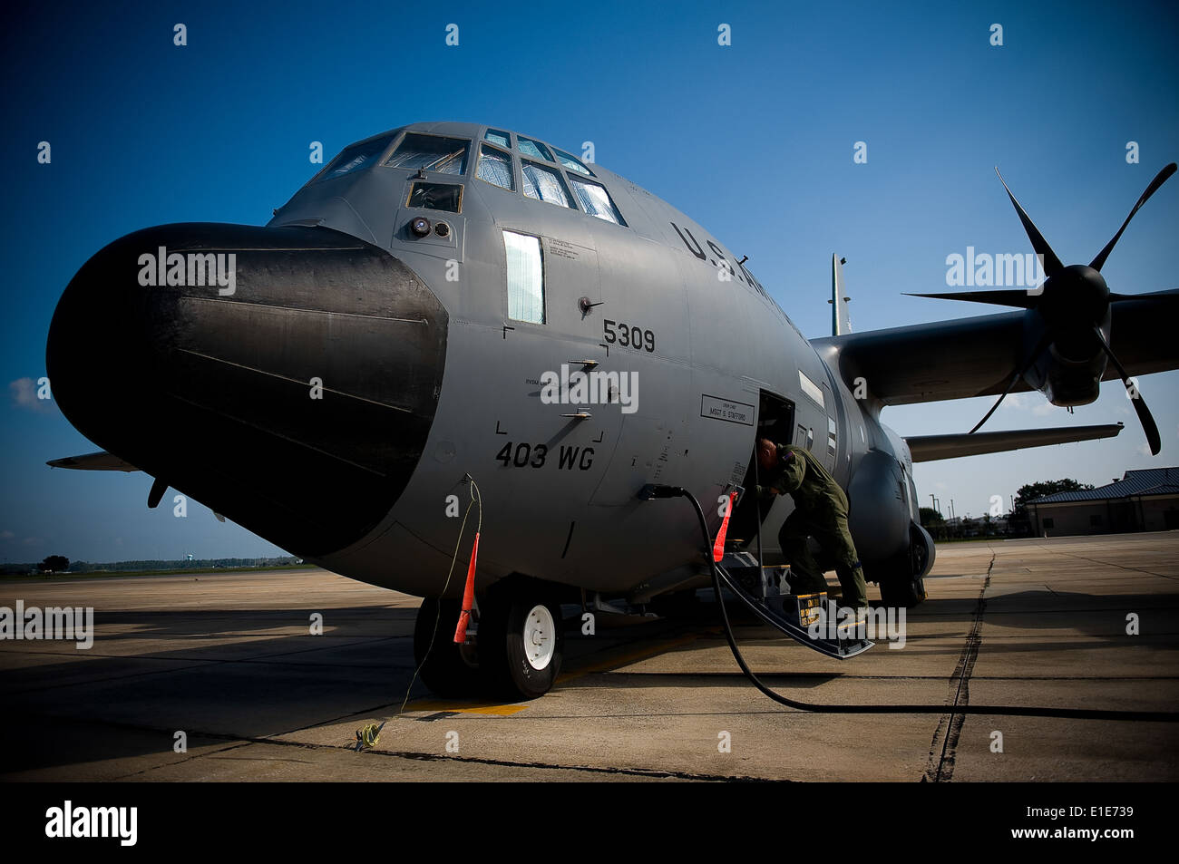 Ein US Air Force WC-130J Hercules-Flugzeuge auf der 53. Wetter Reconnaissance Squadron, zugeordnet ist bereit, auf die i bereitstellen Stockfoto