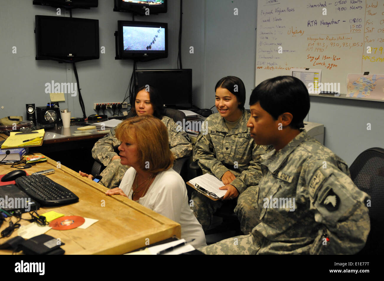 US-Soldaten auf Forward Operating Base Fenty, Afghanistan, Teilnahme an einen Online-Chat-Sitzung mit Teenager weiblich afghanischen st Stockfoto