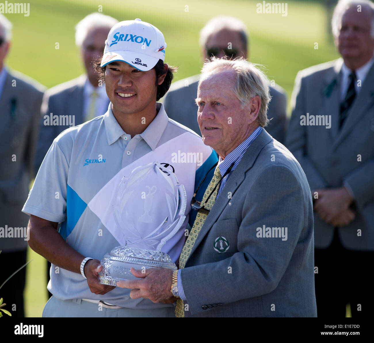 (140602)--Dublin, 2. Juni 2014 (Xinhua)--Hideki Matsuyama (vorne, L) von Japan ist die Trophäe bei der Verleihung des Memorial-Turniers im Muirfield Village Golf Club in Dublin, den Vereinigten Staaten am 1. Juni 2014 vorgestellt. Matsuyama gewann im Play off über Kevin Na der Vereinigten Staaten und behauptete, den Champion. (Xinhua/Shen Ting) Stockfoto