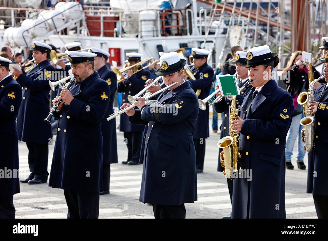 die argentinische Marine Band führen während in Ushuaia, Argentinien Teil des Velas parlamentarische 2014 Stockfoto