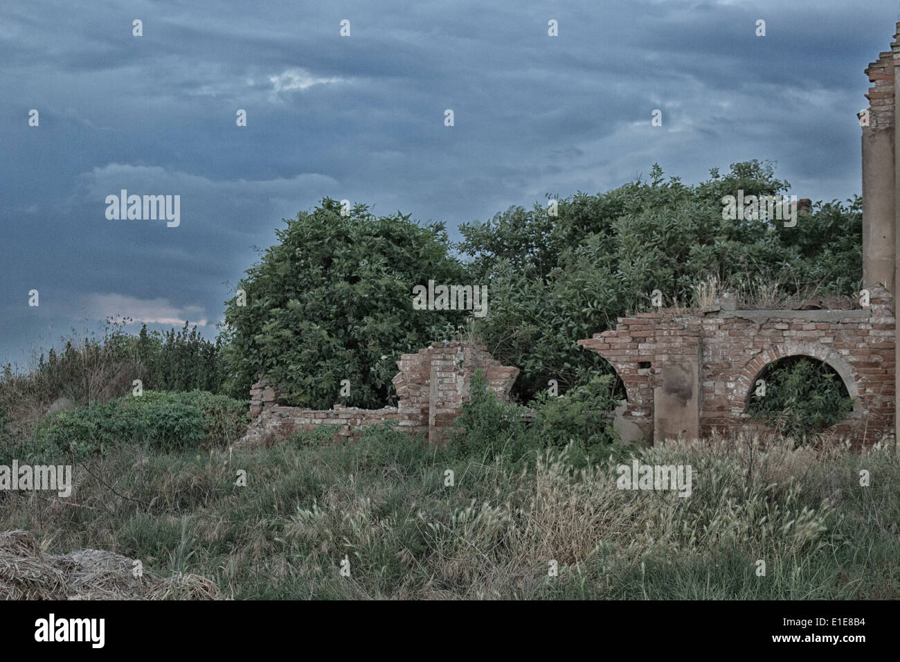 Zerstörten Bauern Häuser im italienischen Landschaft Stockfoto