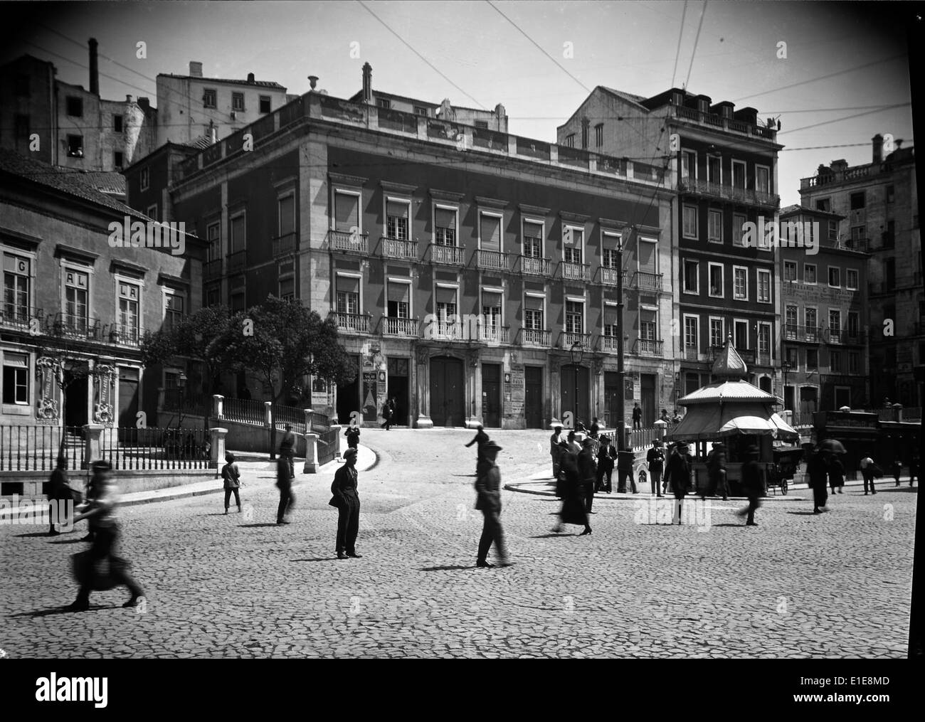 Largo de São Domingos ist ein öffentlicher Platz in Lissabon, Portugal, der von Mário Novais eingenommen wurde. Dieser Platz ist bekannt für seine historische Bedeutung und seine pulsierende Rolle im städtischen Leben der Stadt. Stockfoto