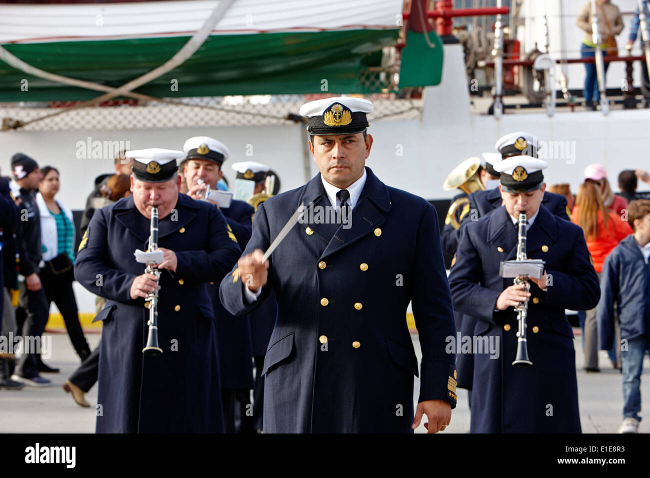 die argentinische Marine Band führen während in Ushuaia, Argentinien Teil des Velas parlamentarische 2014 Stockfoto