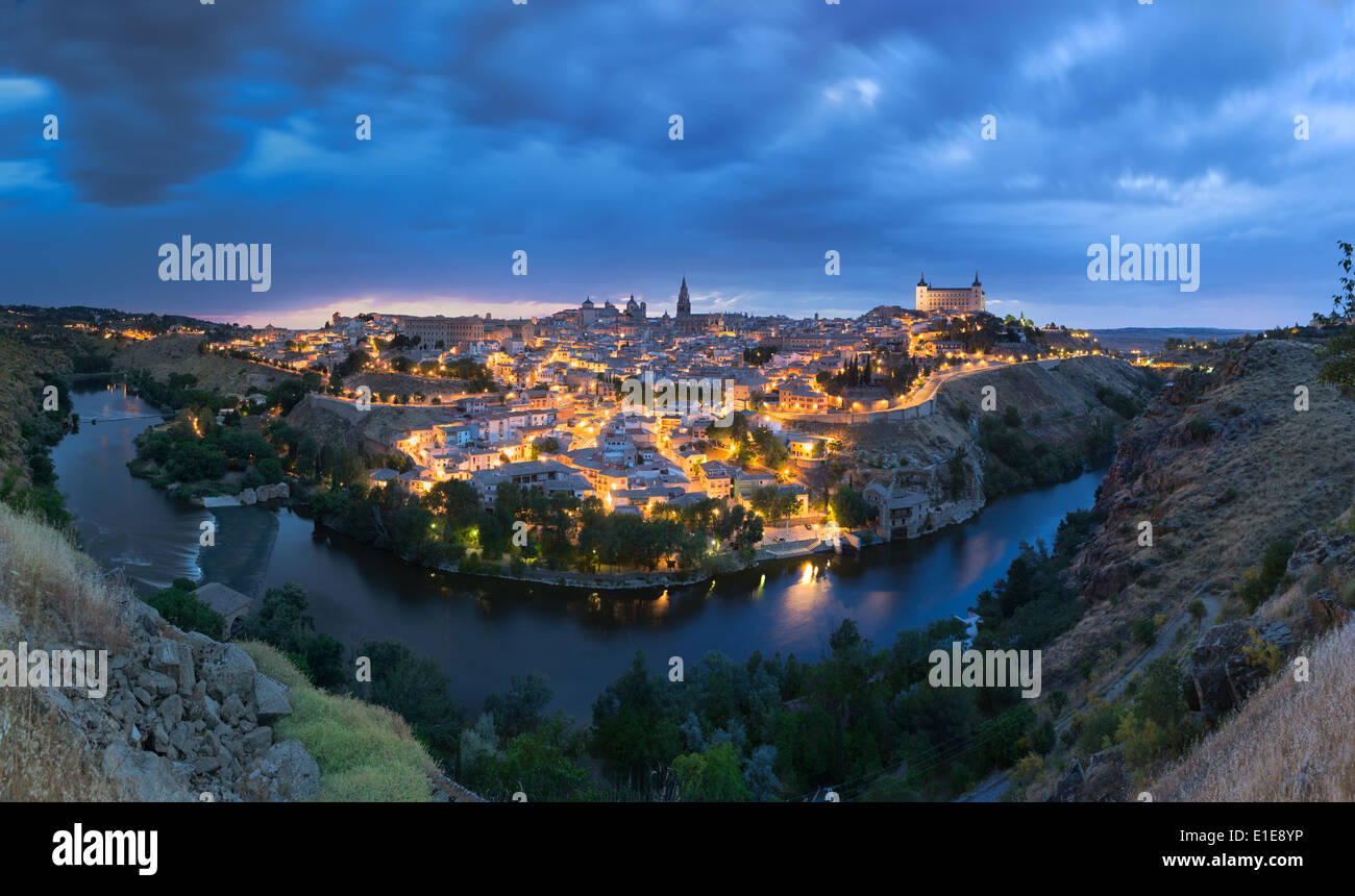 Panoramablick von Toledo nach Sonnenuntergang, Spanien Stockfoto