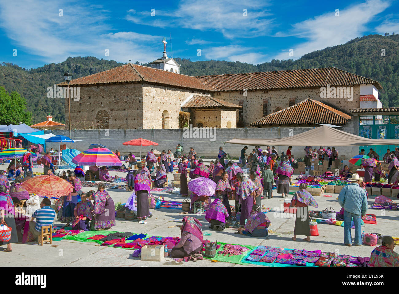 Sonntagsmarkt mit Tzotzil indischen Menschen San Lorenzo Zinacantan Dorf Chiapas-Mexiko Stockfoto