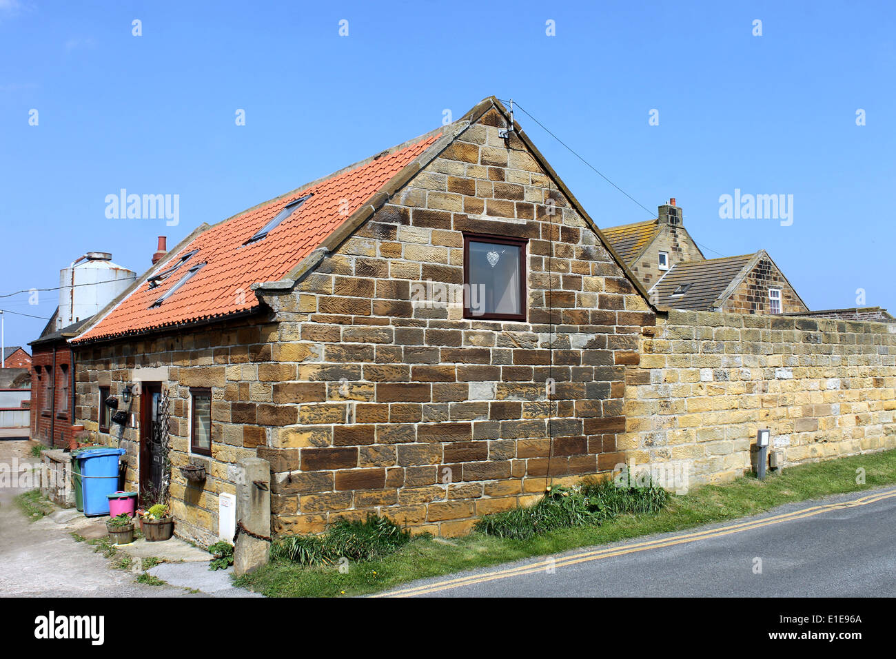 Malerische Aussicht auf ein landwirtschaftliches Gebäude in der Landschaft von England, Sommer-Szene. Stockfoto