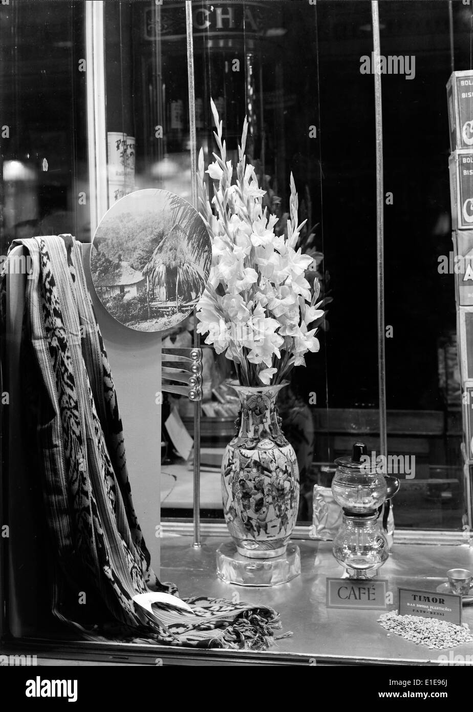 Die Exposição de Montras, die 1947 in Lissabon stattfand, war eine Schaufensterausstellung, in der die Kreativität und das Design lokaler Unternehmen vorgestellt wurden. Die Veranstaltung zeigte innovative Schaufenster als Kunstform, die die wirtschaftliche Erholung Portugals nach dem Krieg und den kulturellen Ausdruck hervorhoben. Stockfoto