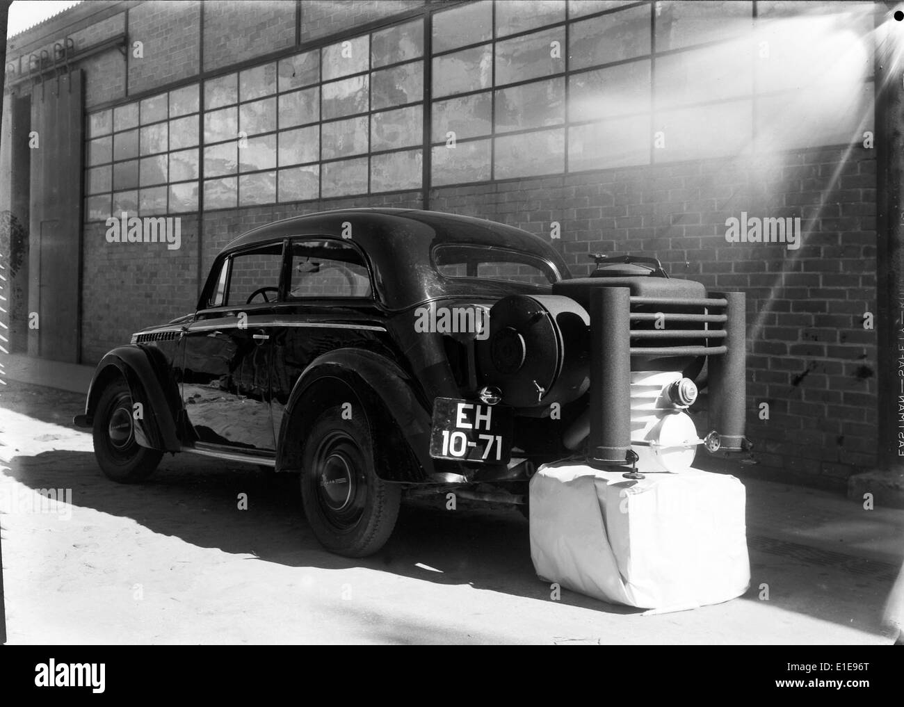 Der Automóvel a Gasogénio in Portugal ist ein historisches Fahrzeug mit Gasantrieb, das von Mário Novais entworfen wurde. Dieser Fahrzeugtyp wurde Mitte des 20. Jahrhunderts als alternative Kraftstoffquelle bei Kraftstoffknappheit eingesetzt. Stockfoto