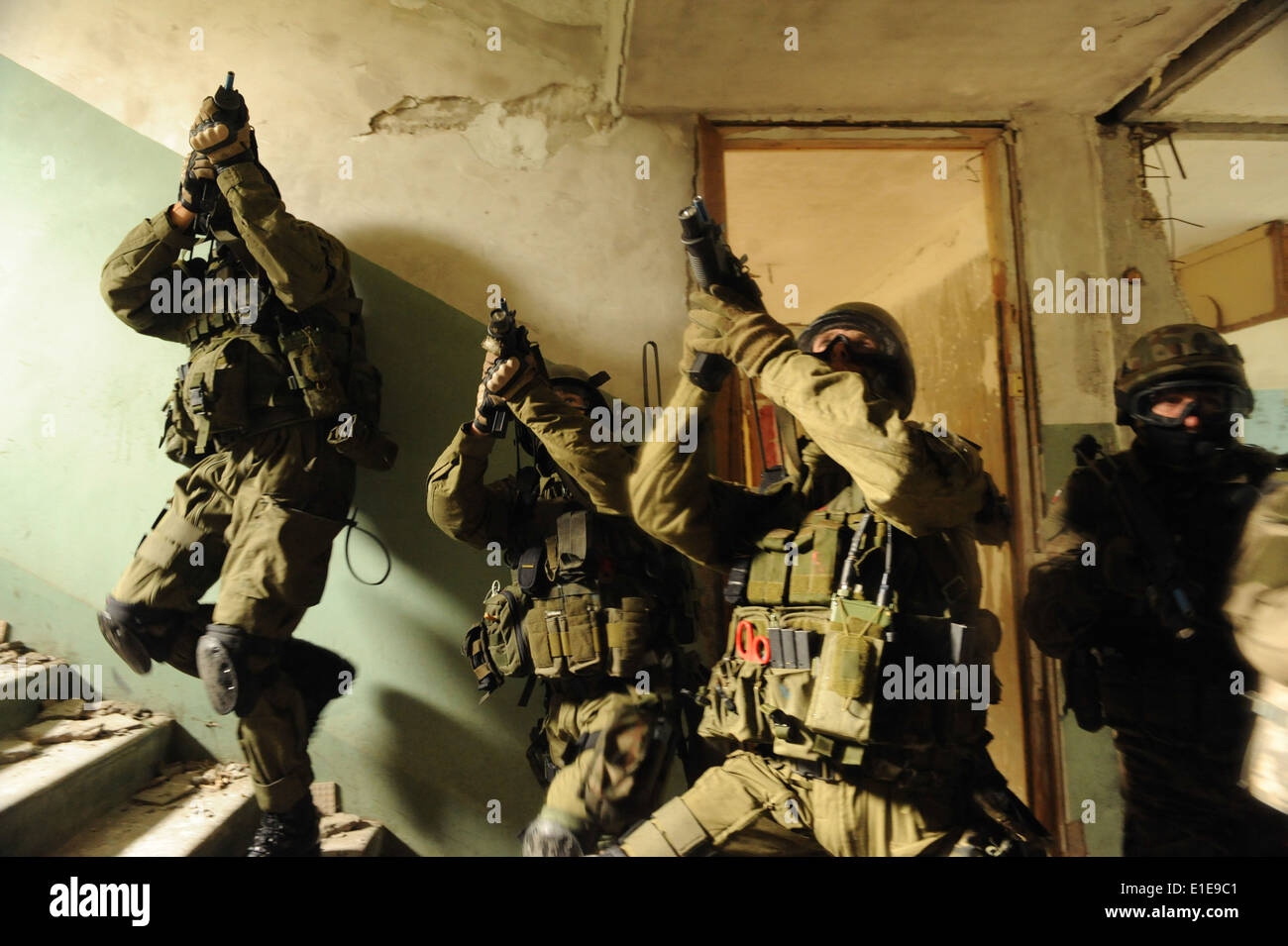 Polnische Spezialoperationen Soldaten aus dem 1. Regiment der Special Forces sichern ein Treppenhaus während einer Übung Höhepunkt im Trz Stockfoto