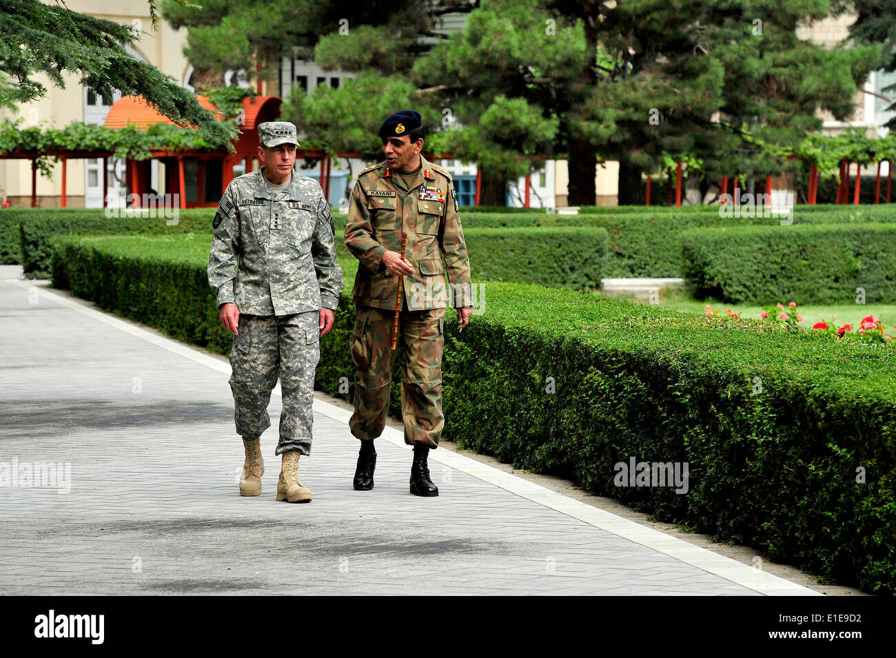 US-Armee-General David Petraeus, Kommandeur der International Security Assistance Force, spricht mit pakistanischen Chef der Armee Stockfoto