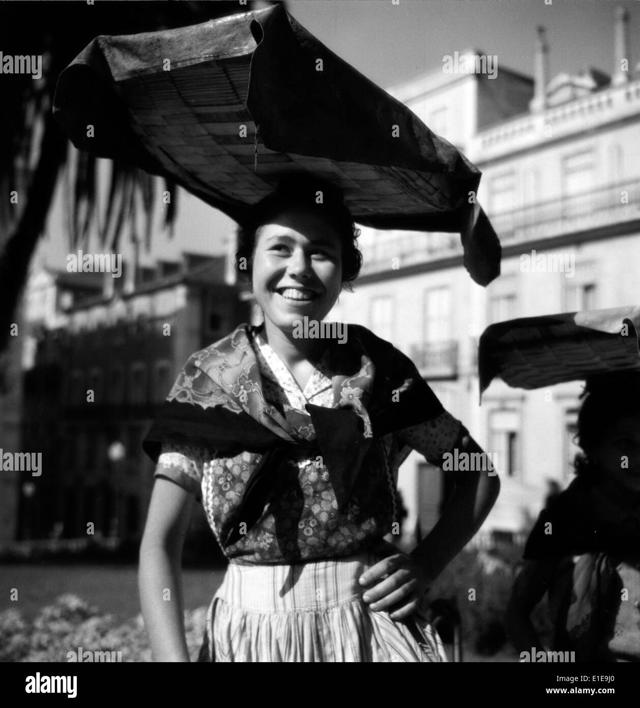 Varina bezieht sich auf die traditionelle Kleidung von Frauen aus Lissabon, die oft von Straßenhändlern getragen wird, auch bekannt als „Varinas“. Dieses historische Bild repräsentiert das kulturelle Erbe Lissabons und zeigt die typische Kleidung, die von Frauen der Arbeiterklasse im 19. Jahrhundert getragen wurde. Stockfoto